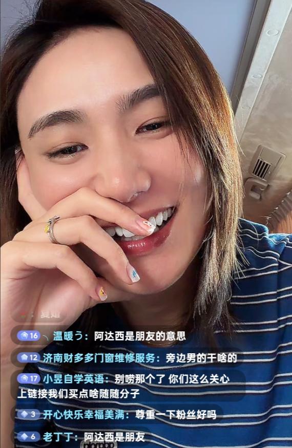 海哈金喜被网友催复婚！婚戒都没摘害羞到脸红，透露女儿想要弟弟