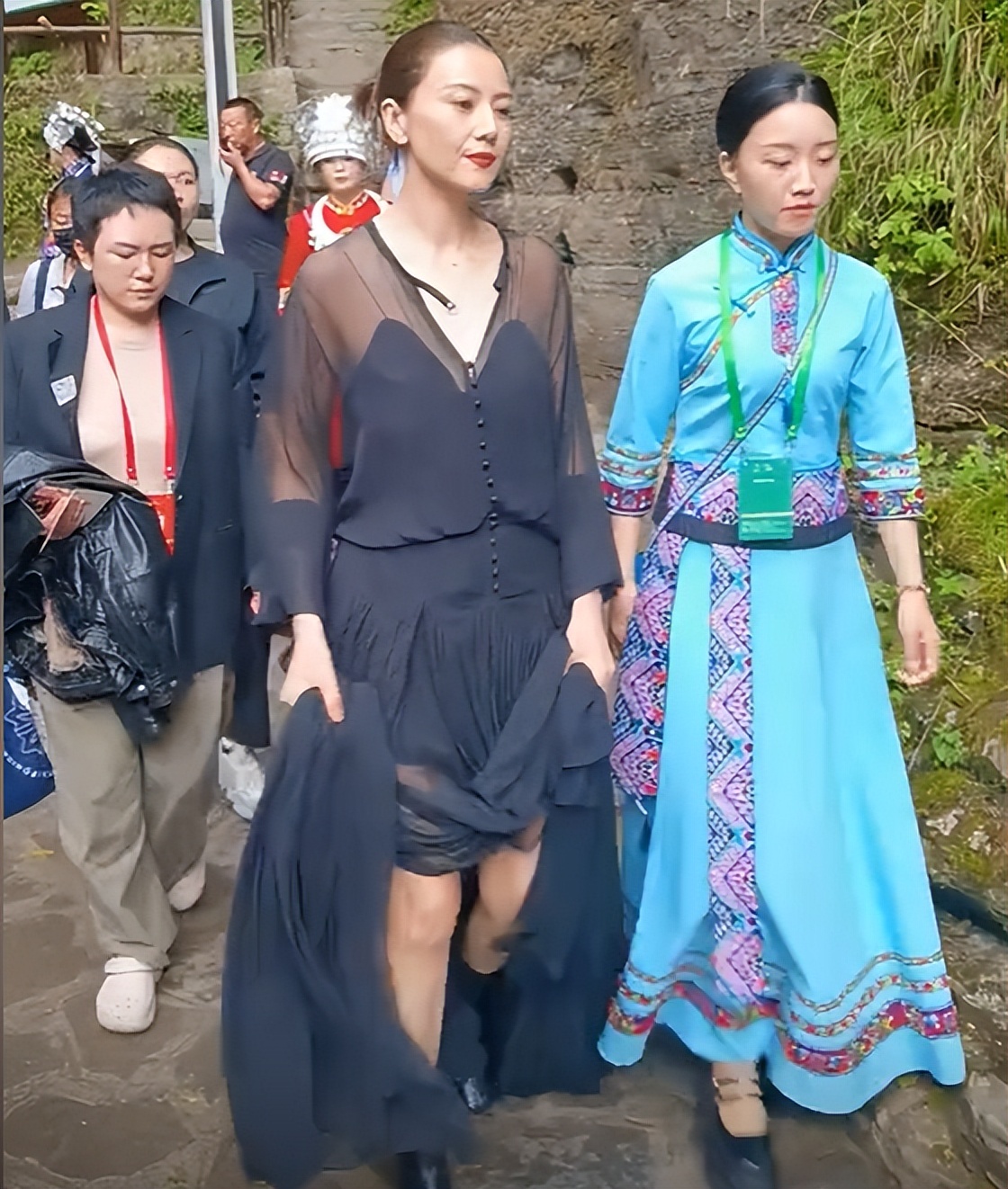 恩施红毯：张天爱不怕热，钟楚曦松弛，C位被网友嘲讽穿裙子没型