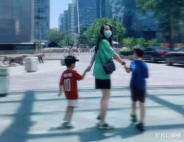 靳东妻子生日近照，48岁李佳素颜眼角皱纹明显，头顶白发很真实