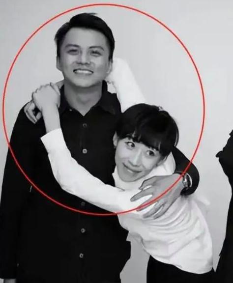 任素汐董博度假回京被拍，两人离婚后相恋10年，感情稳定很幸福