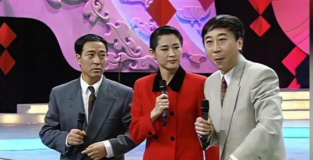 牛群：抛下冯巩后跟妻子也离婚了，如今76岁没积蓄，近况如何？