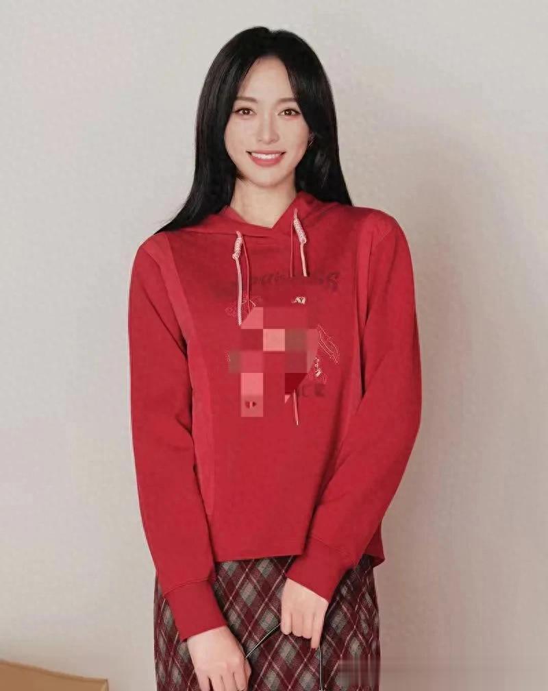 唐嫣当妈后气质越发年轻！红色印花卫衣+格纹半裙+靴子 时髦又高级