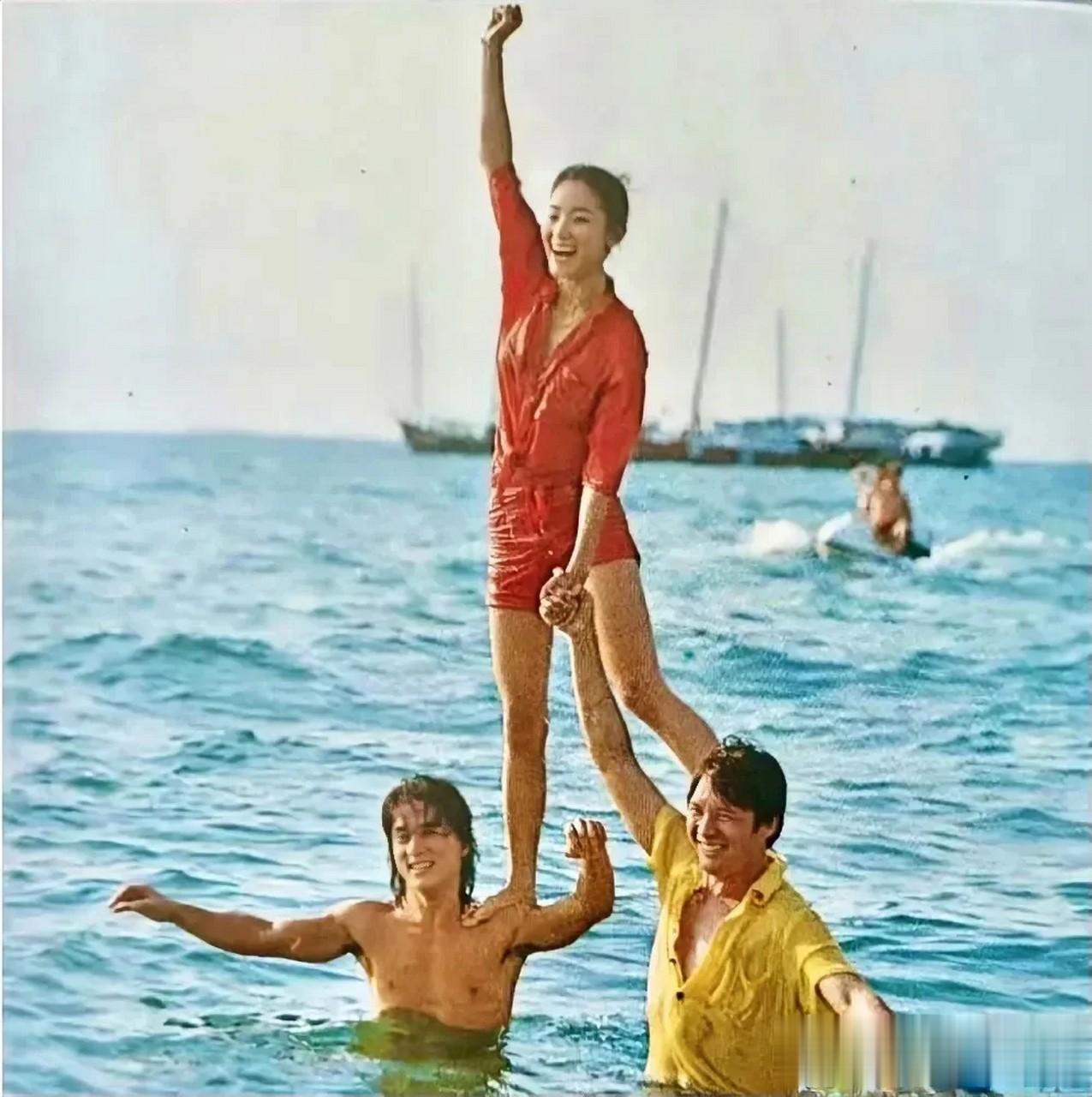 一张照片勾起青春回忆，25岁的成龙和24岁的林青霞留下了珍贵合影