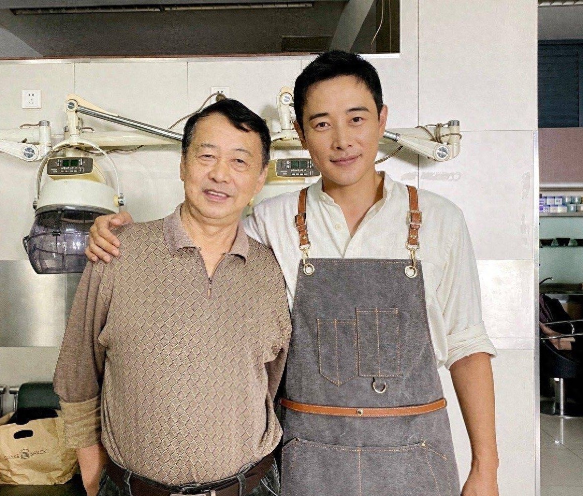 罗晋父亲追悼会！唐嫣父亲疑似现身，穿黑衣神色肃穆，明道也去了