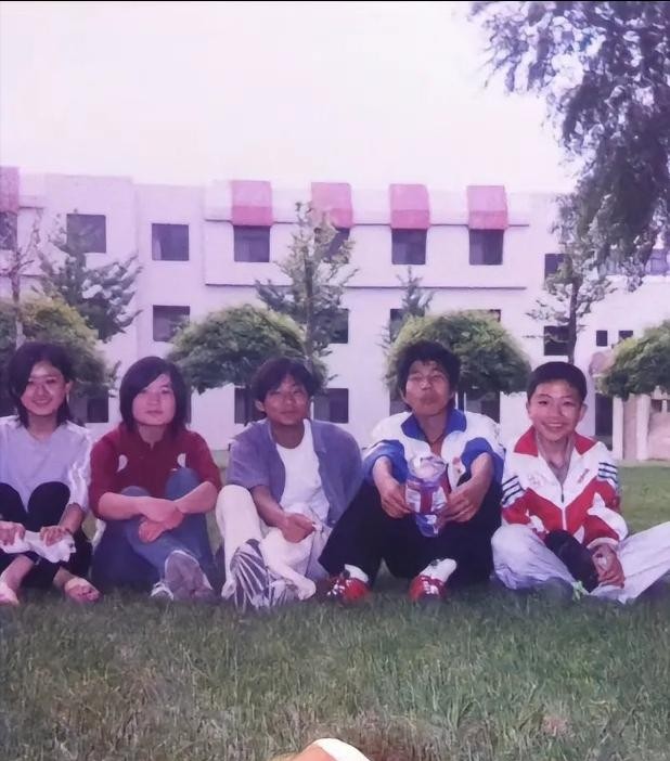 赵丽颖初中旧照曝光，网友直呼：这真是同一个人？