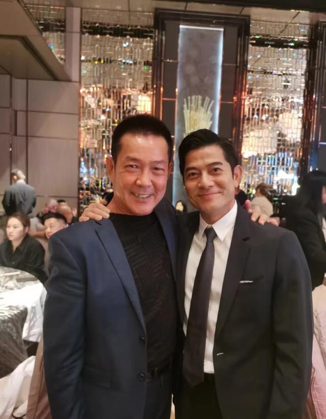 郭富城参加婚宴!现场全是娱乐圈大佬,方媛被挤角落撇嘴表情抢镜