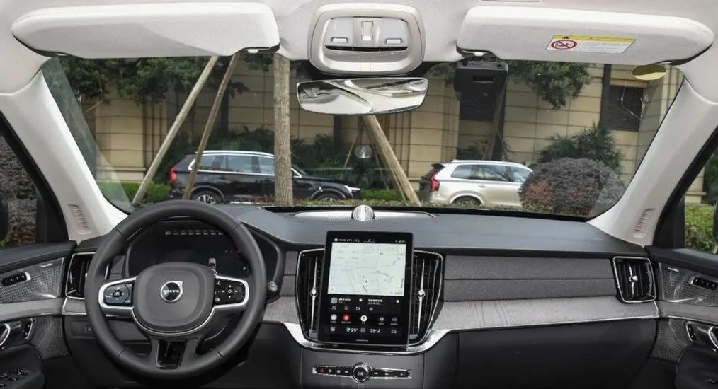 新款沃尔沃XC90到店，换装新脸配中控大屏，车长近5米，新增六座