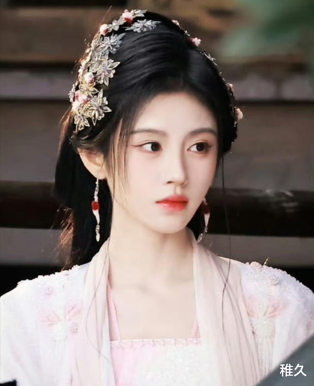 网传鞠婧祎、丁禹兮将出演《嫁反派》，颜值搭档引发热议