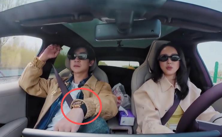 董璇婚后首次与张维伊同框,十指相扣走机场,评论区风评翻转