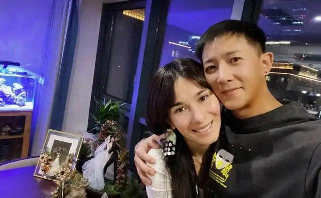 韩庚卢靖姗官宣二胎!录节目时孕肚超明显,为了小孩戒酒不染发