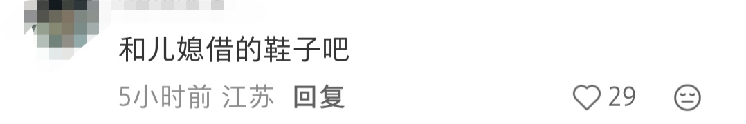 贝克汉姆老婆逛街被偶遇，喇叭裤里“踩高跷”显超高，让人不敢认