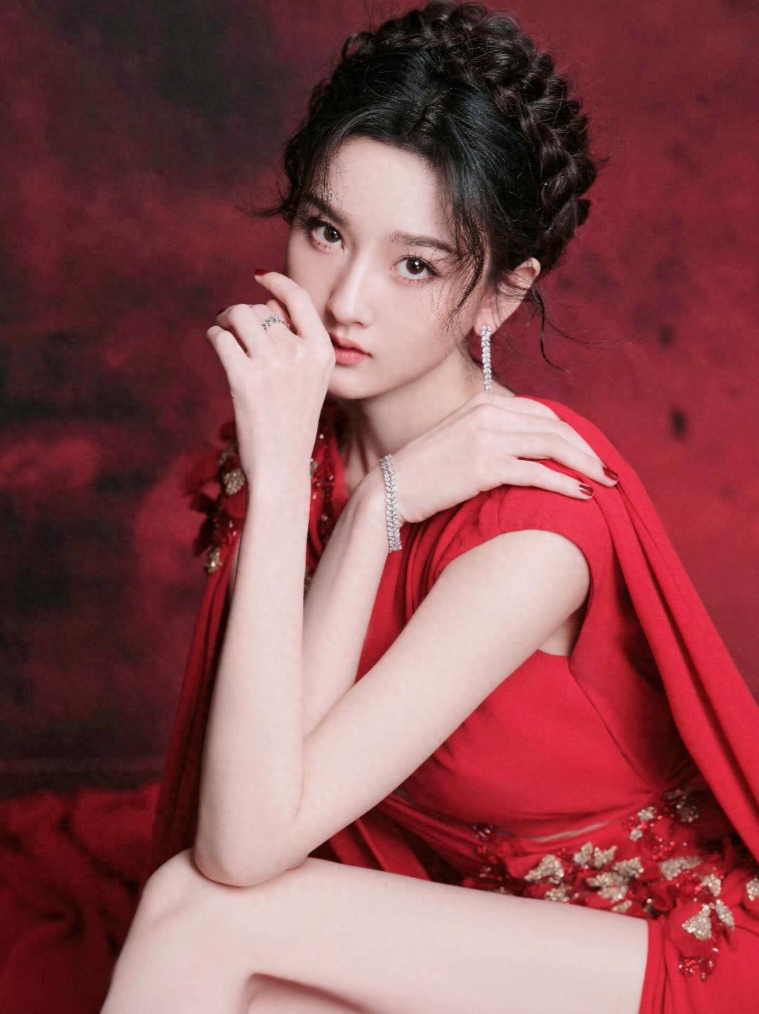 宋祖儿最新红裙造型,美上热搜预定