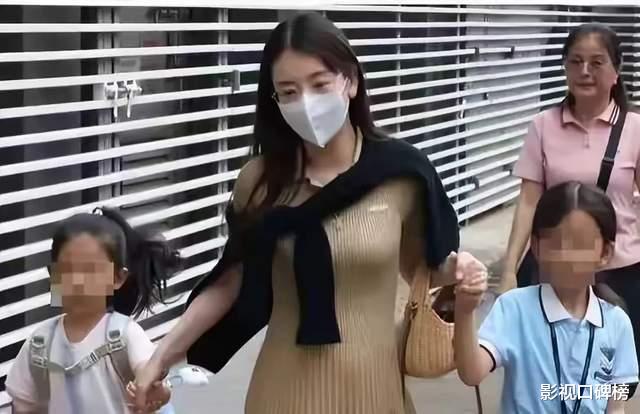 方媛挺孕肚打出租送女儿上学，孕晚期肚大如箩，方妈妈不放心跟着