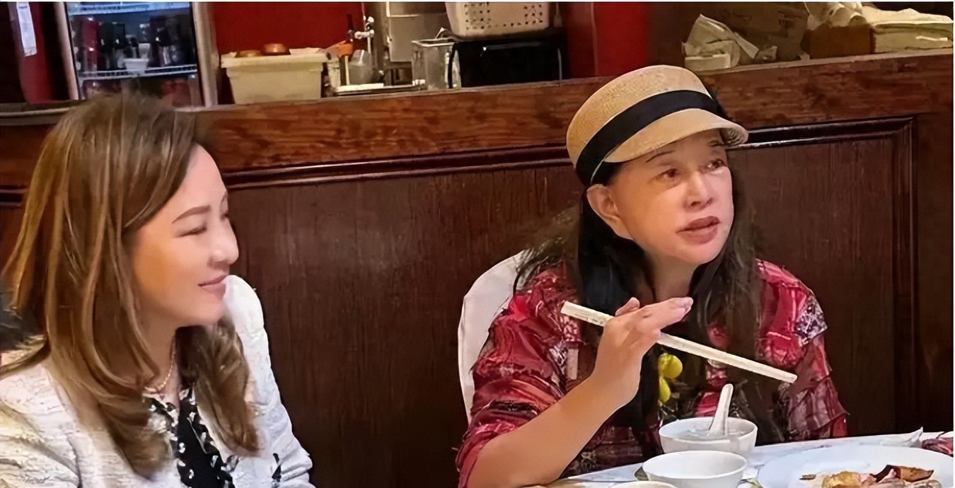 75岁刘晓庆,美国餐厅素颜照火了,有人说老了,有人说这才叫活明白了