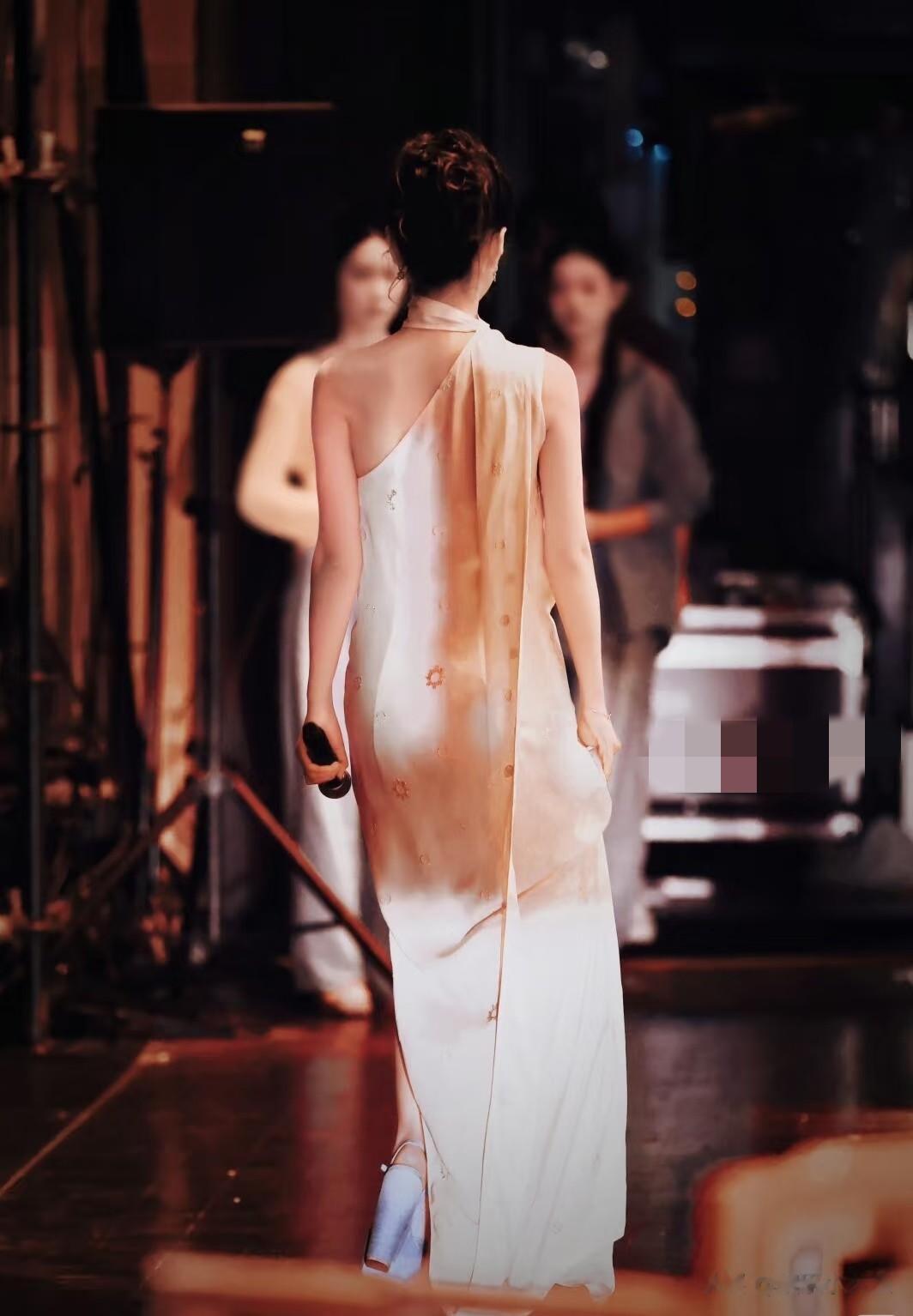 李云霄文艺志愿者时代风尚行动美照,裙身鎏金刺绣,东方气质拿捏