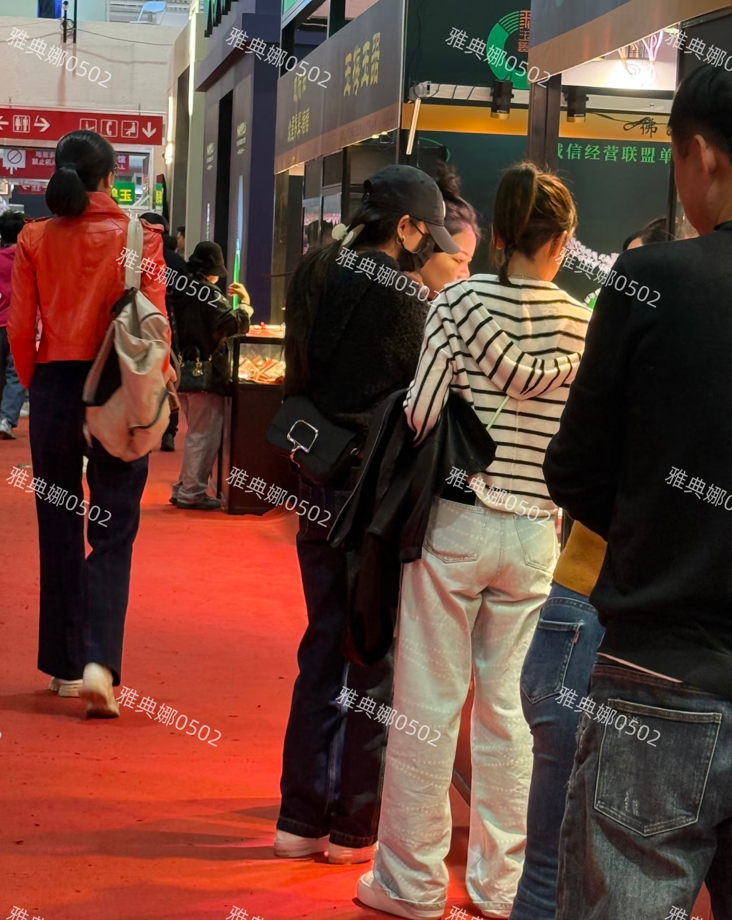 北京珠宝展偶遇杨幂，本人很瘦脸很小腿很长，她对翡翠很感兴趣!