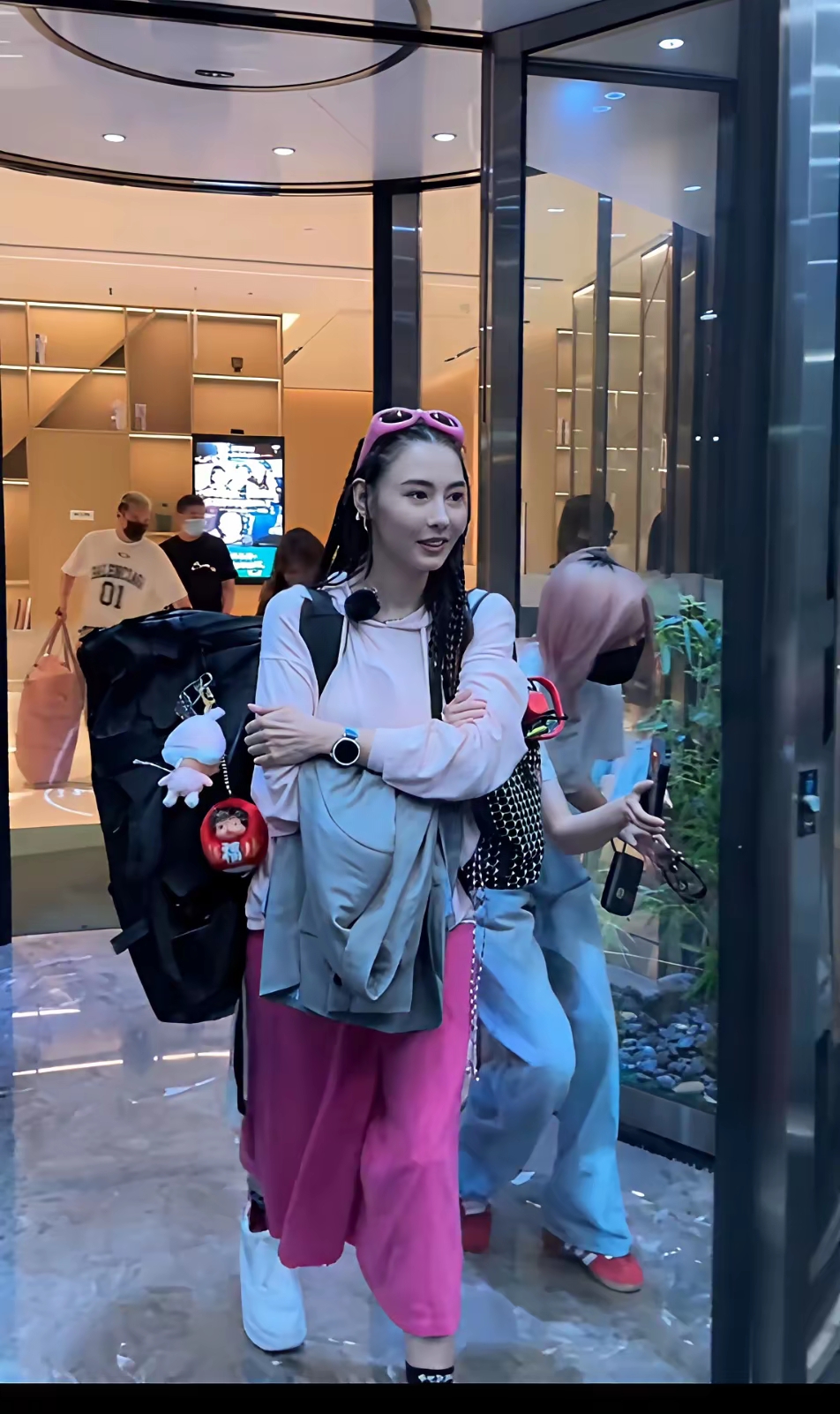 被张柏芝的五彩缤纷穿搭圈粉，色彩鲜艳有活力，远胜黑白灰