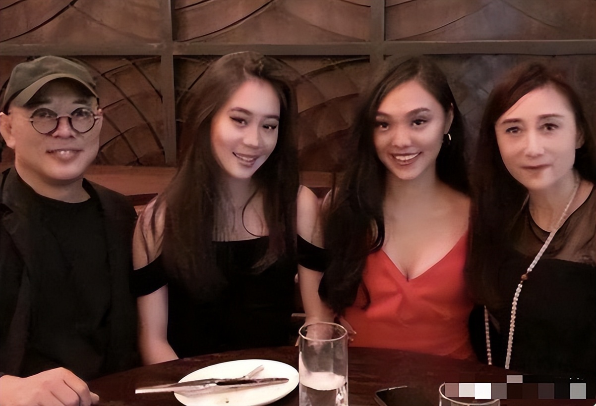 看了利智和何鸿燊合影,再看她和李连杰合影,生理性喜欢显而易见