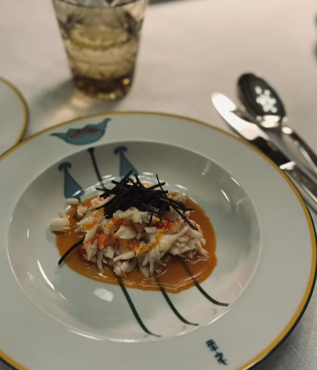 43岁贾玲在上海庆生，穿着土气皮肤黝黑，瘦脱象看着没精神很显老