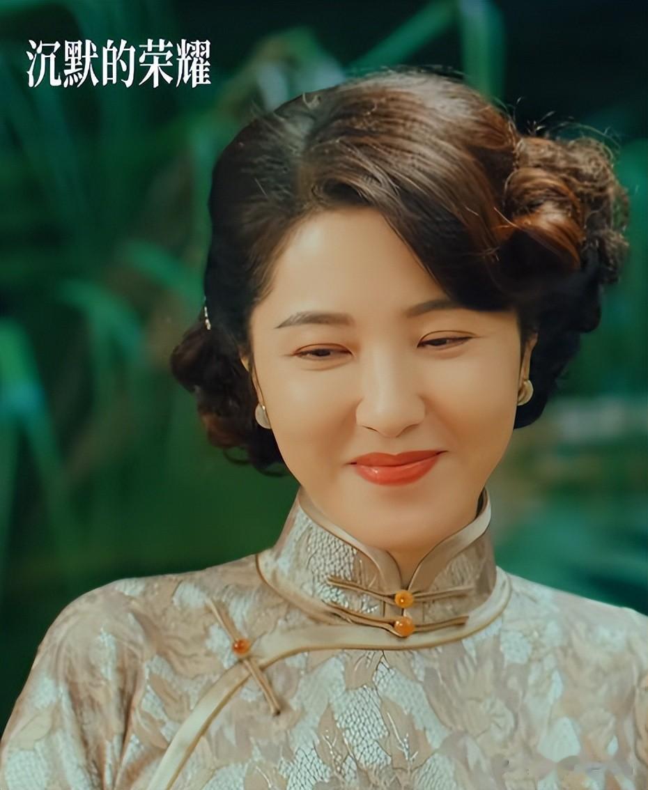 曾黎分不清茴香和胡萝卜苗,买菜带着剪刀,素颜下脸不僵硬但松弛