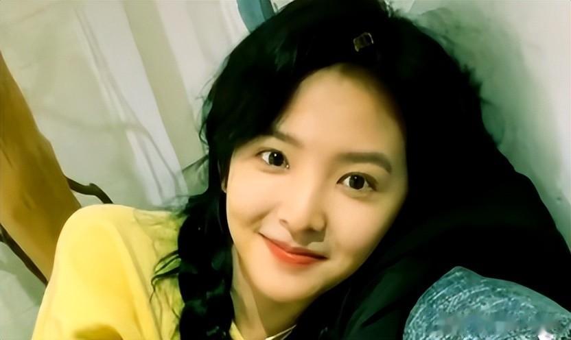 上海纪梵希酒会上：30岁章若楠大浓妆亮相，网红挨个合照险被艳压