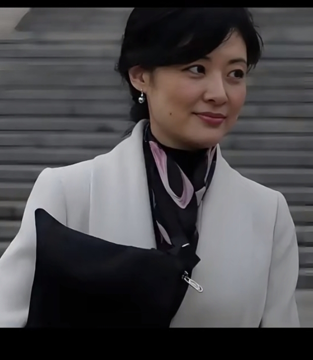 周涛年轻时美貌与气质并存,多款造型尽显优雅风韵