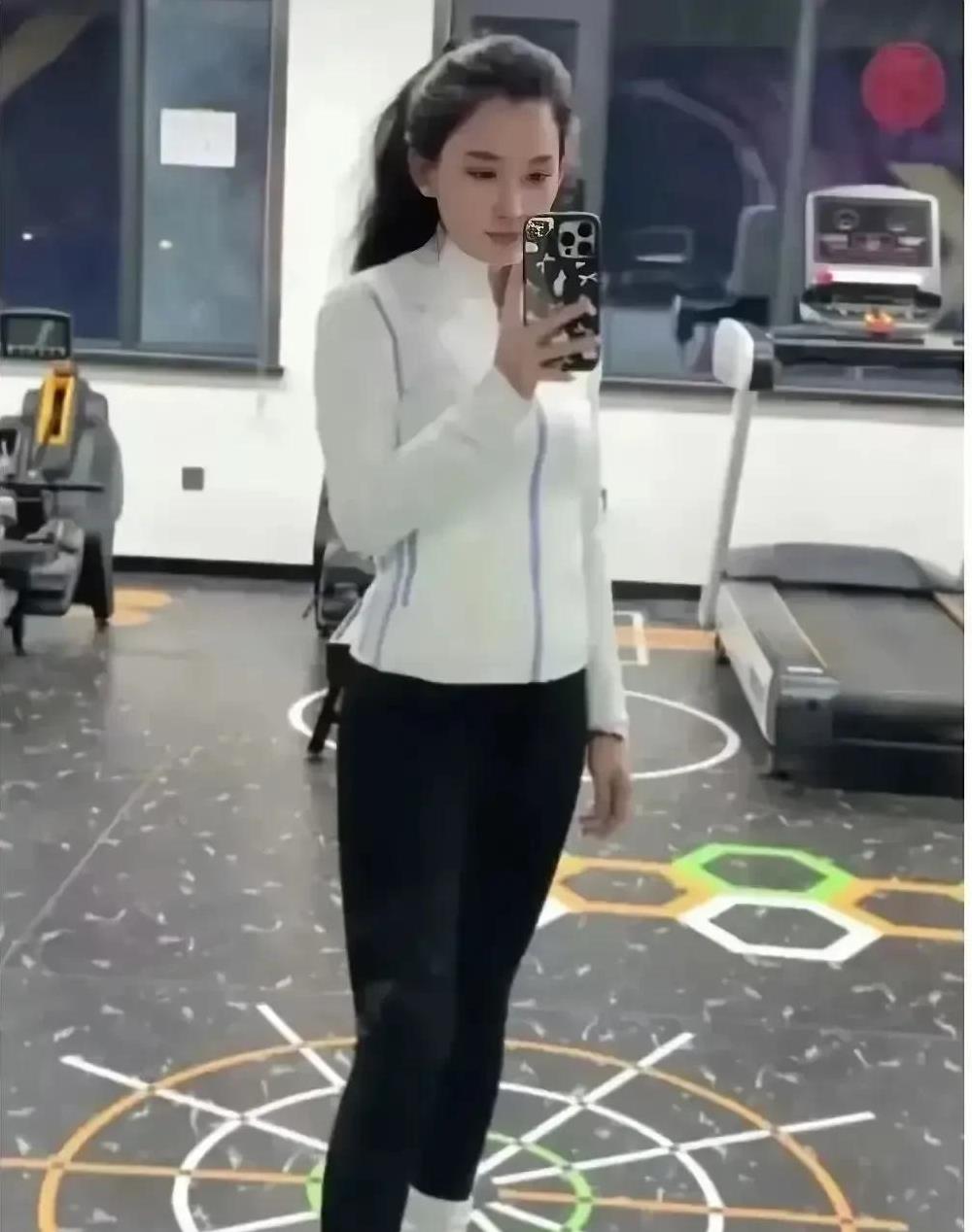 汪峰新女友现身健身房，李巧“幸福肥”造型曝光