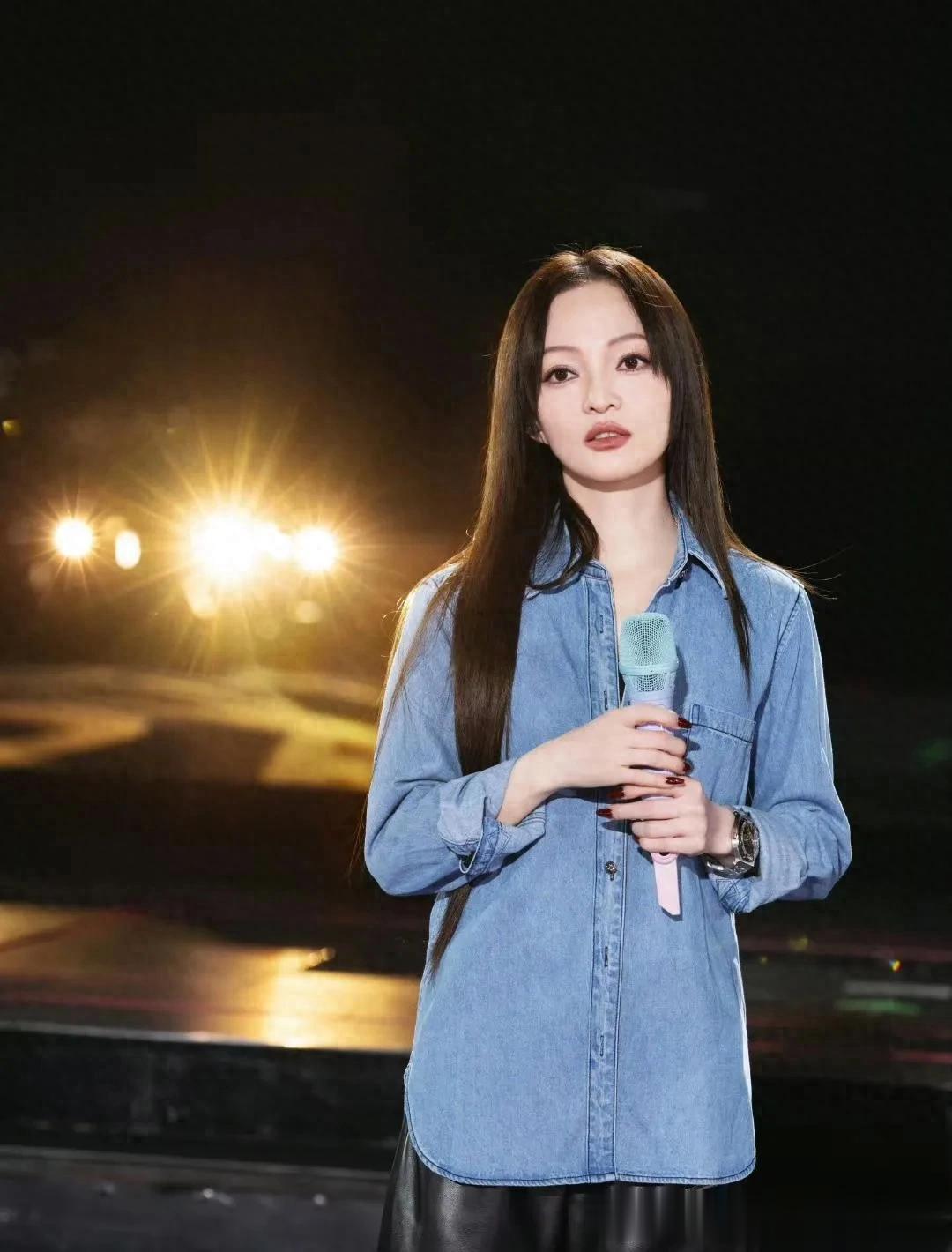 张韶涵换风格后气质大变！穿牛仔上衣+皮质阔腿裤，时髦又洋气！