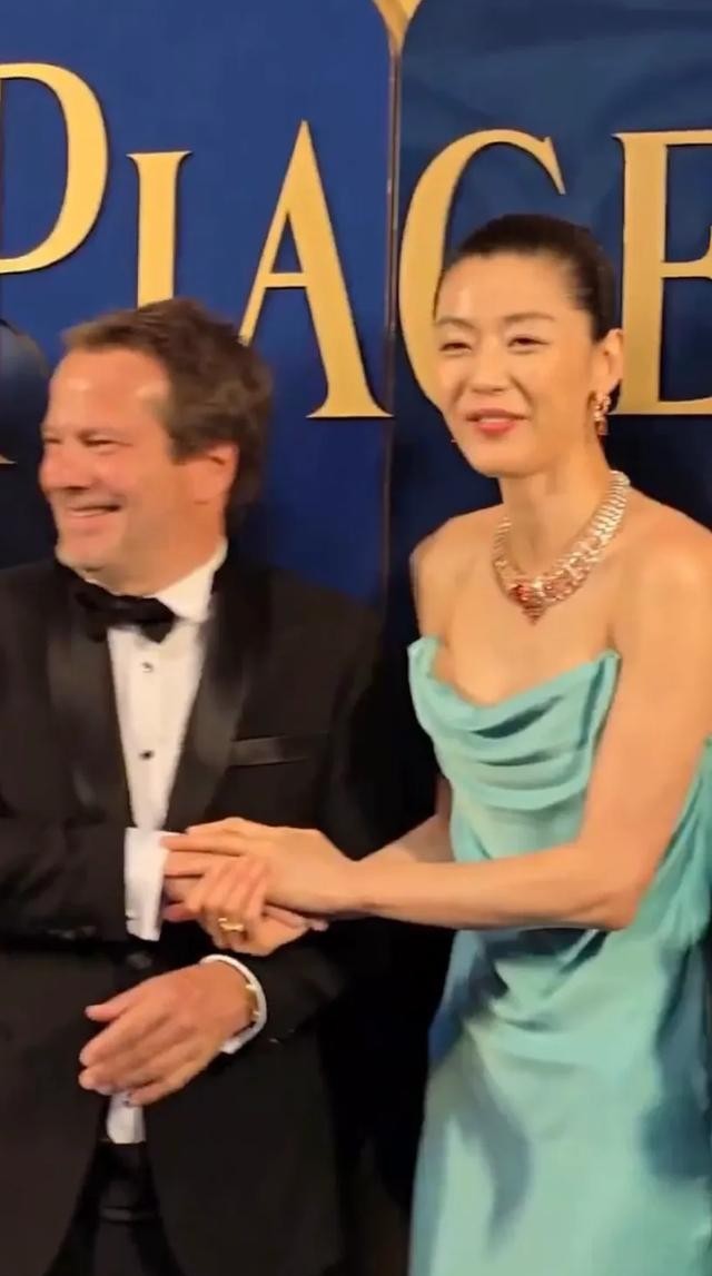 同一天，宋慧乔穿粉裙光彩照人，全智贤穿蓝裙干瘦显老，对比明显