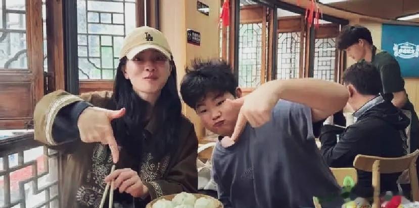 沙溢胡可50岁拼命捞金!俩200斤儿子食量骇人,家底真要吃空了?