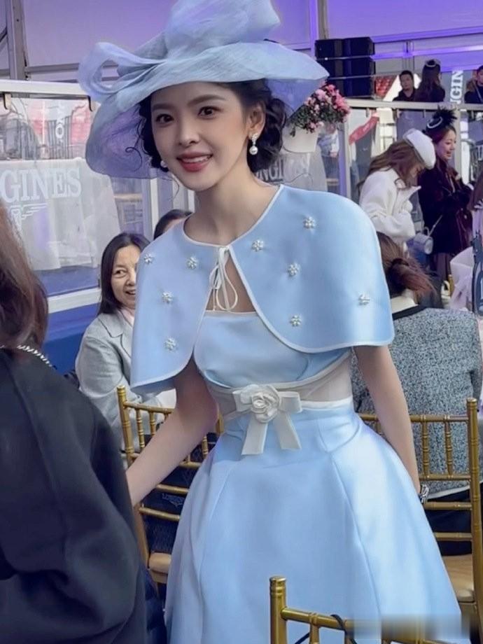 章若楠民国千金造型:蓝裙礼帽美疯全场