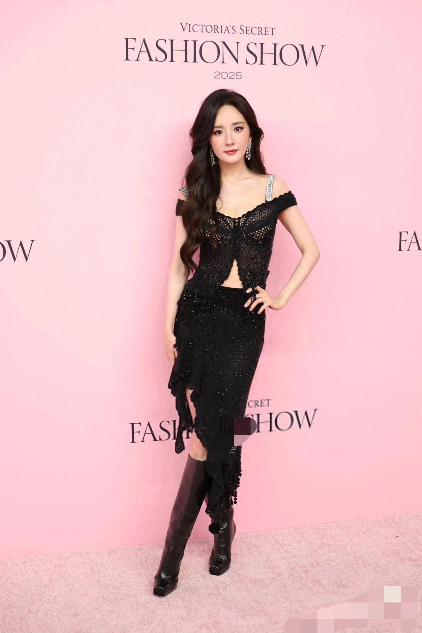 杨幂亮相维密大秀，身穿黑色性感纱裙打扮精致，但人却疲惫感十足