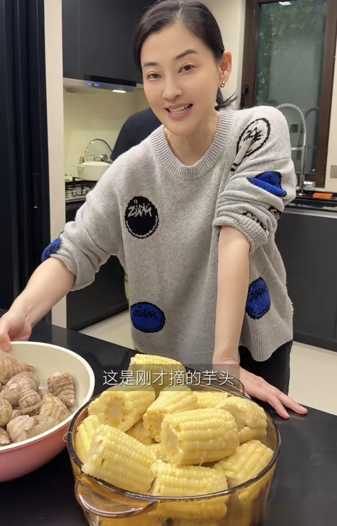 颖儿去梅婷家吃饭,别墅院子里有火炉,梅婷老公亲自下厨招待