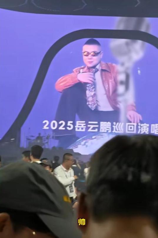 闯祸了！央视主持人国外游，携妻女高调炫海外生活，被骂网友骂惨