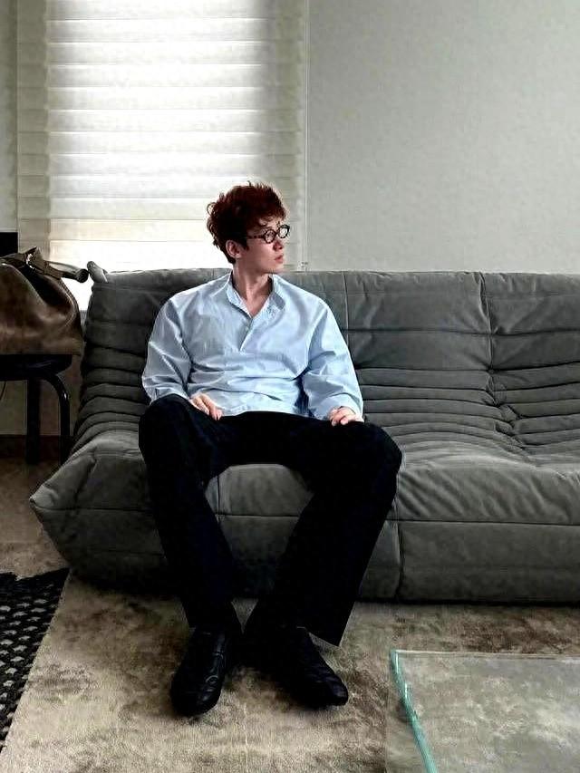 细节藏不住爱。白敬亭晒家意外暴露恋情，这是要官宣了？