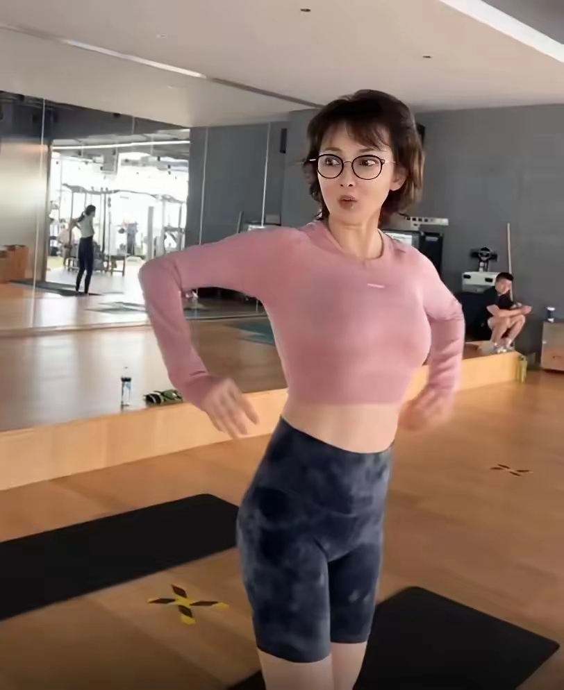 50多岁牛莉穿深v短袖出镜身材火辣,人到中年越来越美,医美感强