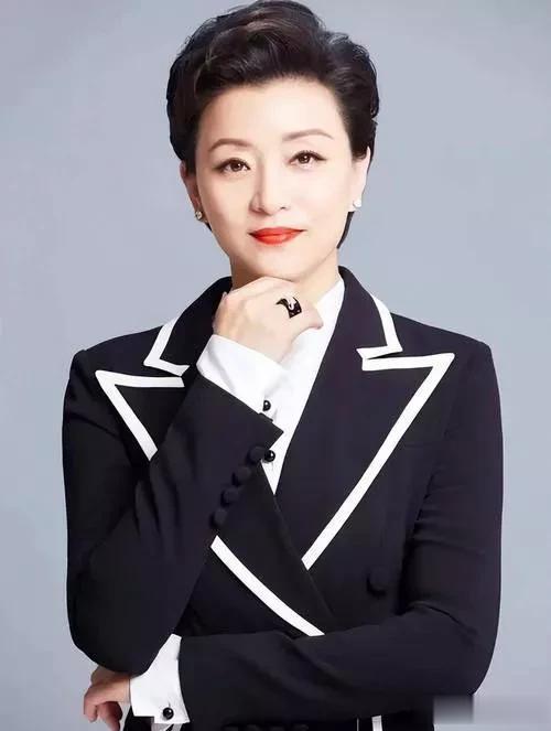 57岁杨澜在新加坡被撞见,身形发福,体态不太好还脖子前伸