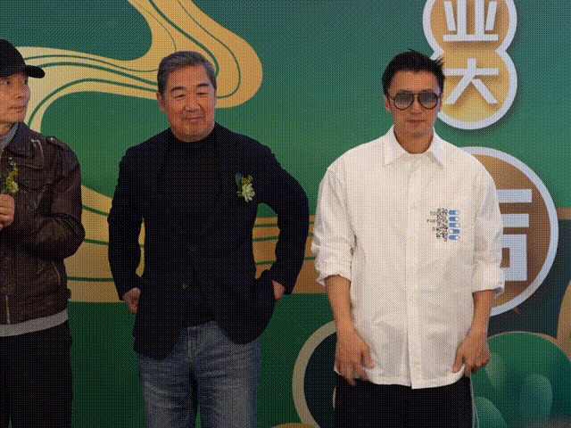 杨受成太古里剪彩,张艺谋和冯小刚陪同,成龙头发白了,葛优帅气