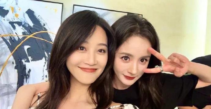 生万物庆功宴大合影！杨幂稳居C位意气风发，迟蓬老师现实中好美