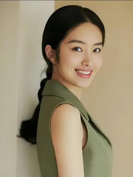 33岁杨采钰孕肚曝光!手扶后腰孕相明显,男友高大帅气陪伴左右