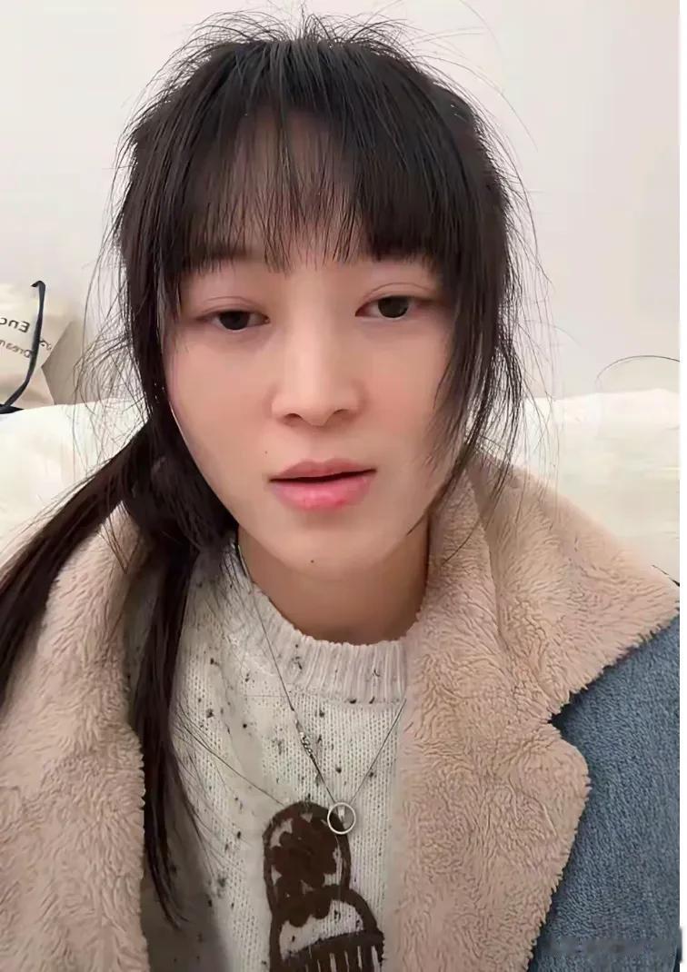 呆呆妹爆火后首次直播，人气爆棚关闭了打赏，澄清自己35岁且未婚