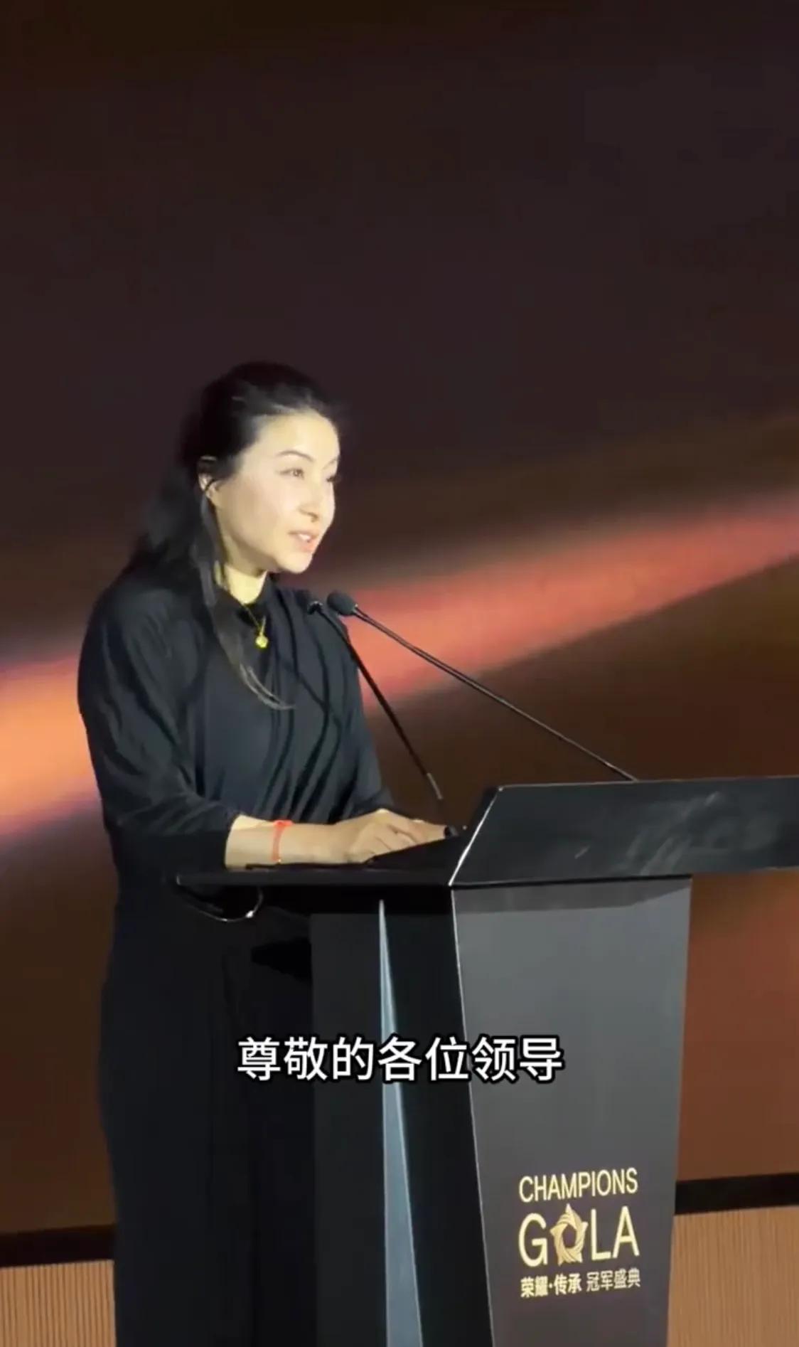 这一夜,郭晶晶戴黄金项链演讲,霍启刚穿中山装帅气,李宁很精神