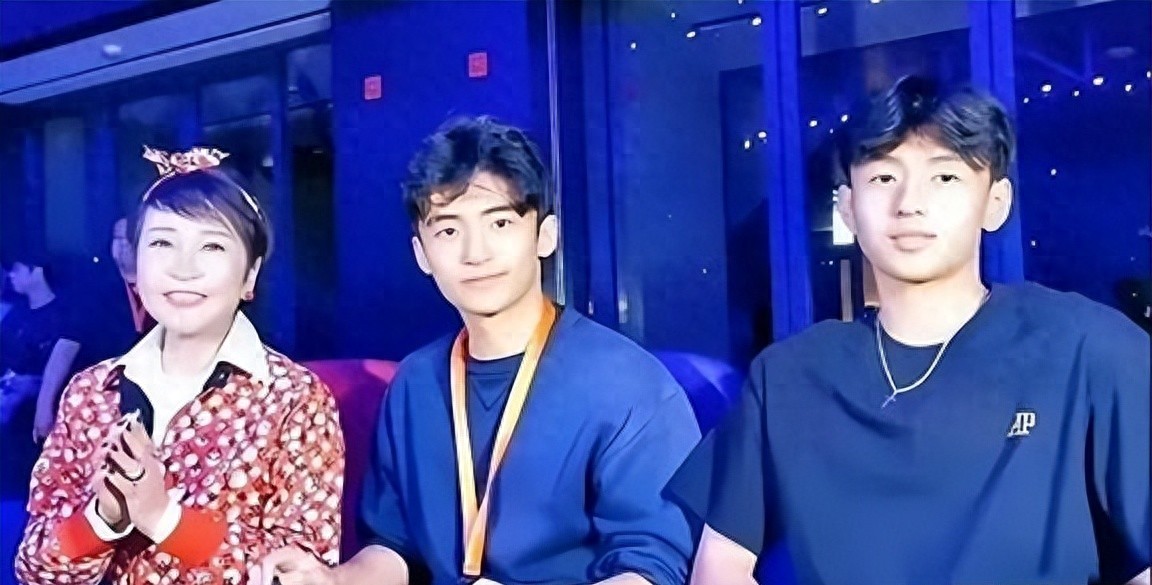 谢霆锋频繁带儿子旅行，王菲深夜抓包丈夫进前妻家，两人街头大吵