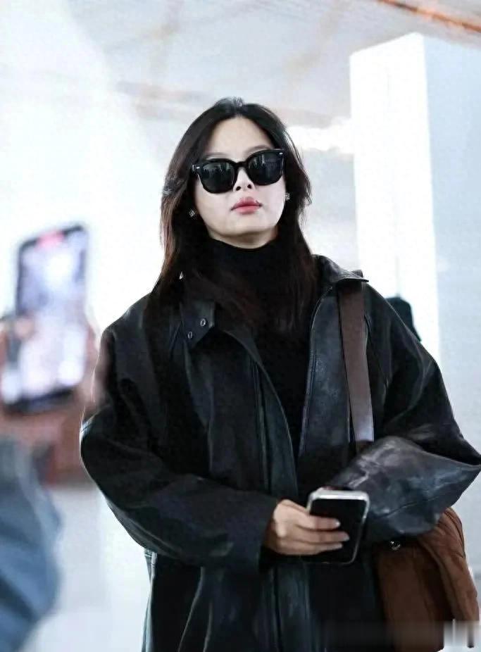 辛芷蕾机场私服真会穿！黑色皮衣+高领打底衫+修身裤，时髦又高级