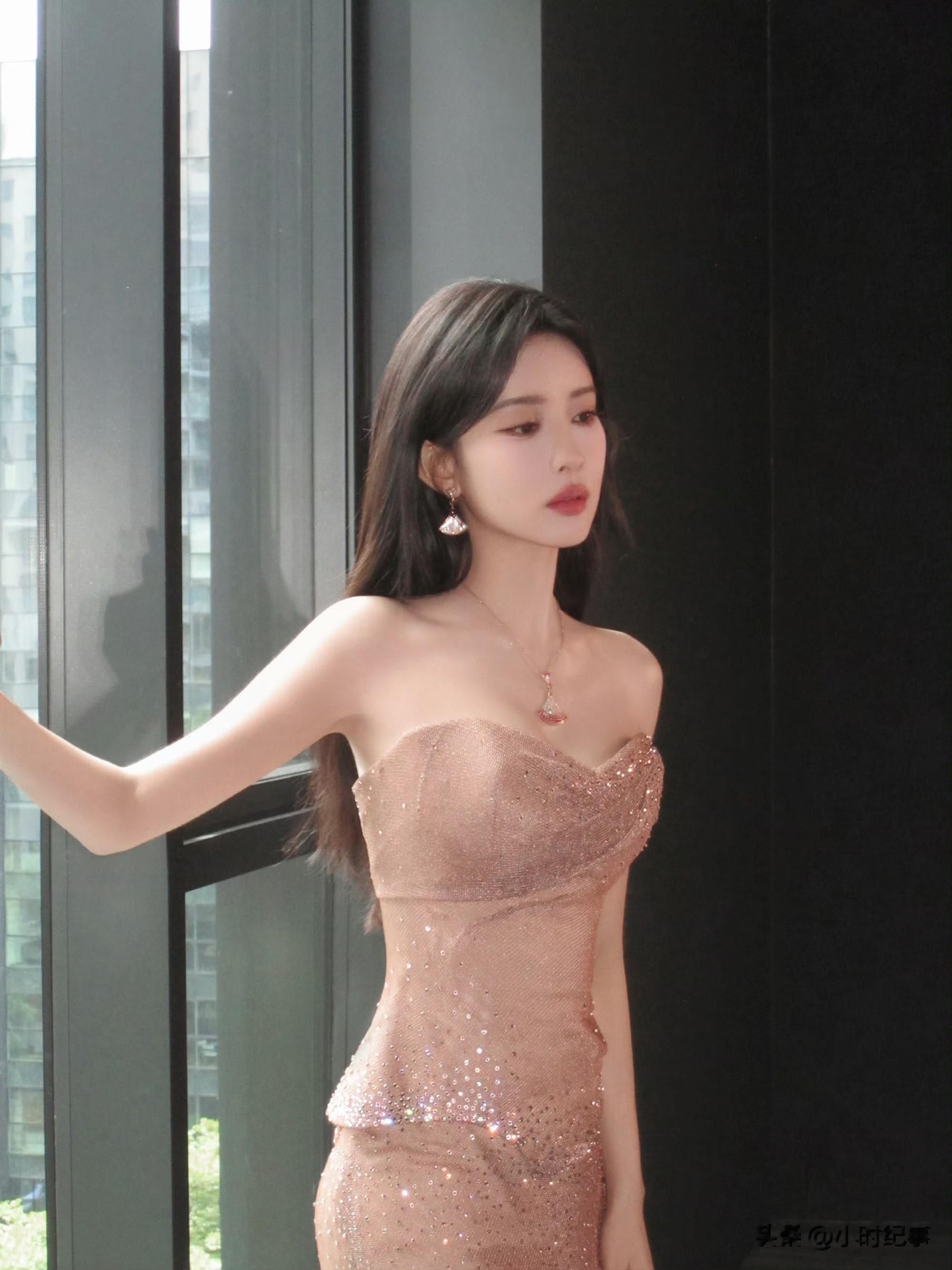 孟子义｜ 抹胸裙这身材，这气质，绝了