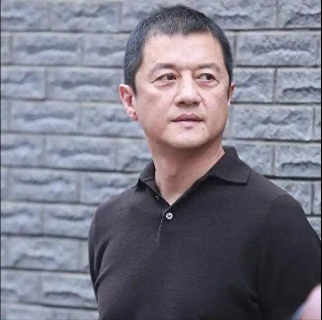 李亚鹏在四川见第四个女儿,身份公开:毕业于电子科大,相拥而泣