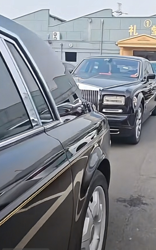 杨少华出殡场面壮观!百余辆劳斯莱斯宾利开道,杨议磕头神色哀伤