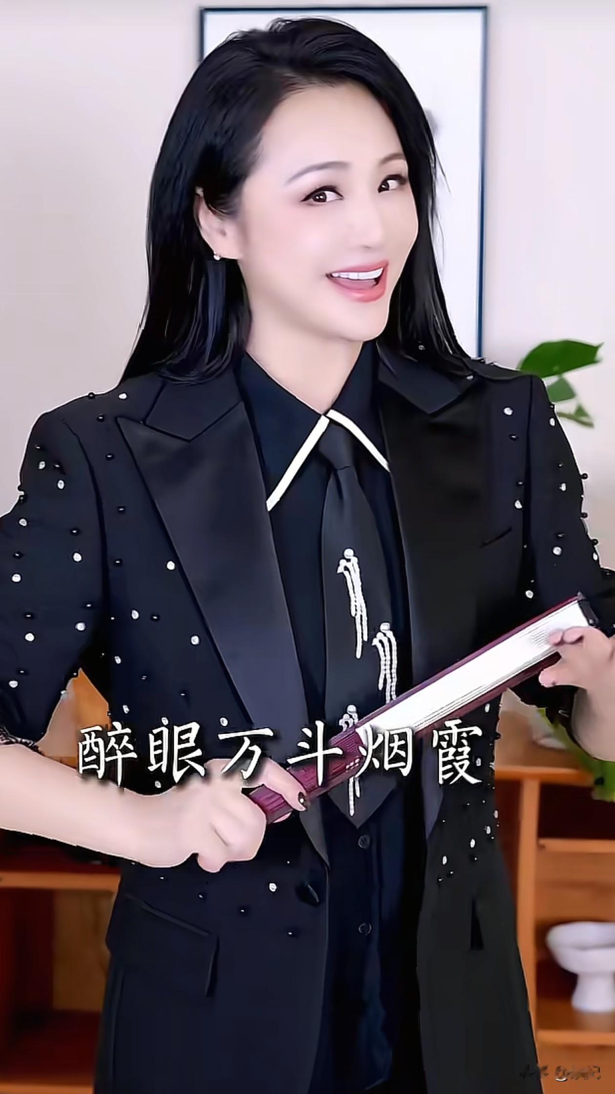 51岁曹颖最新穿搭:西装外套+超短裙,减龄又时髦,美得像35岁