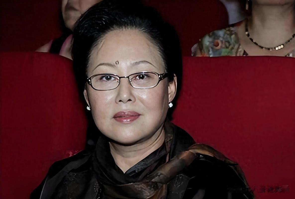 瑞士老公去世后，76岁斯琴高娃变得“面目全非” 近照年轻到认不出