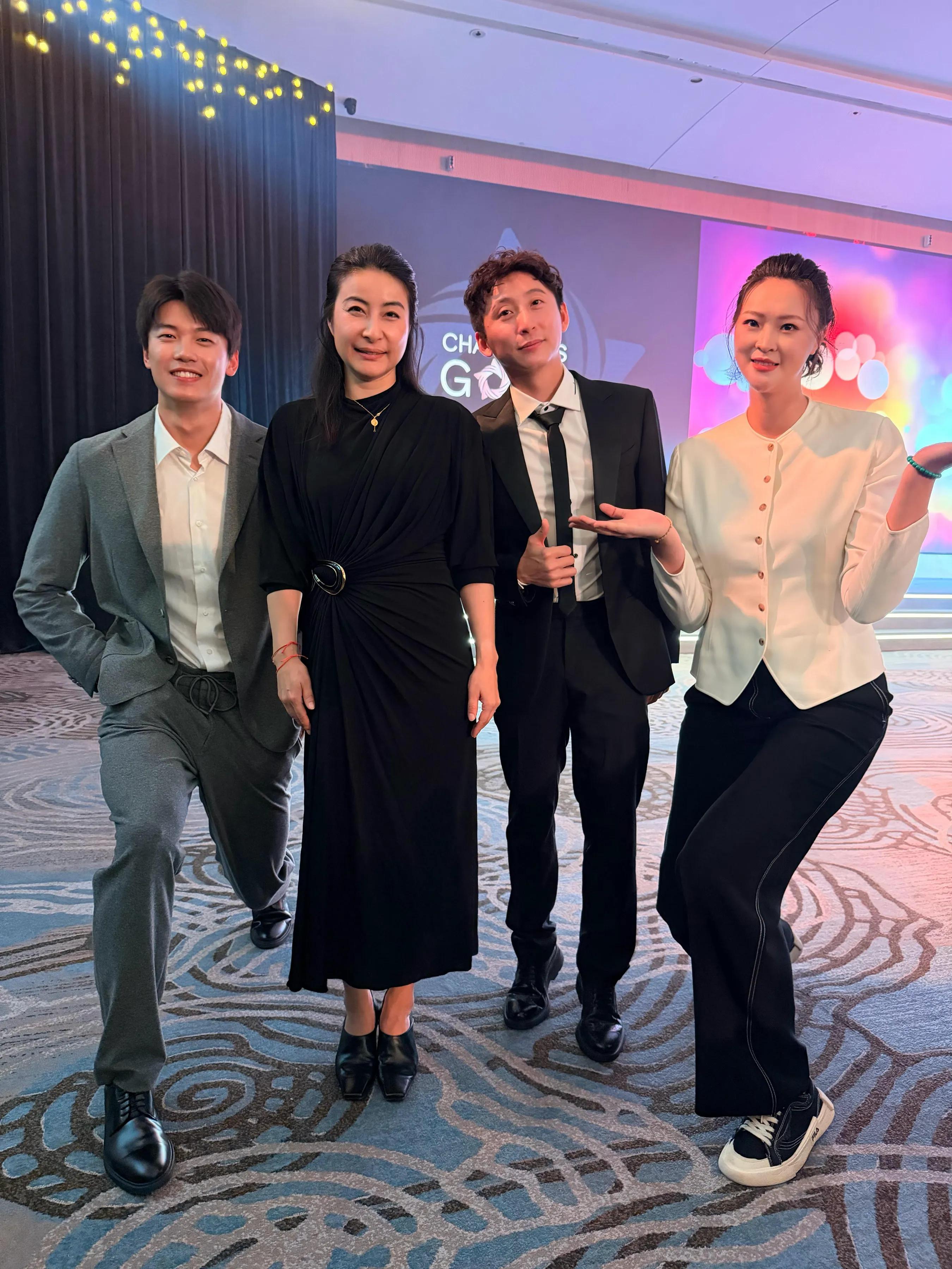 偶遇郭晶晶霍启刚结束工作出行，夫妇二人穿黑色情侣装，时髦有范